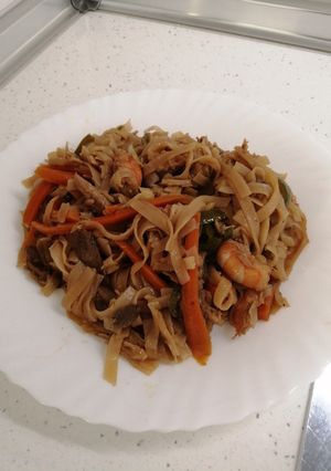 Una foto de Noodles con verduras, pollo y gambas