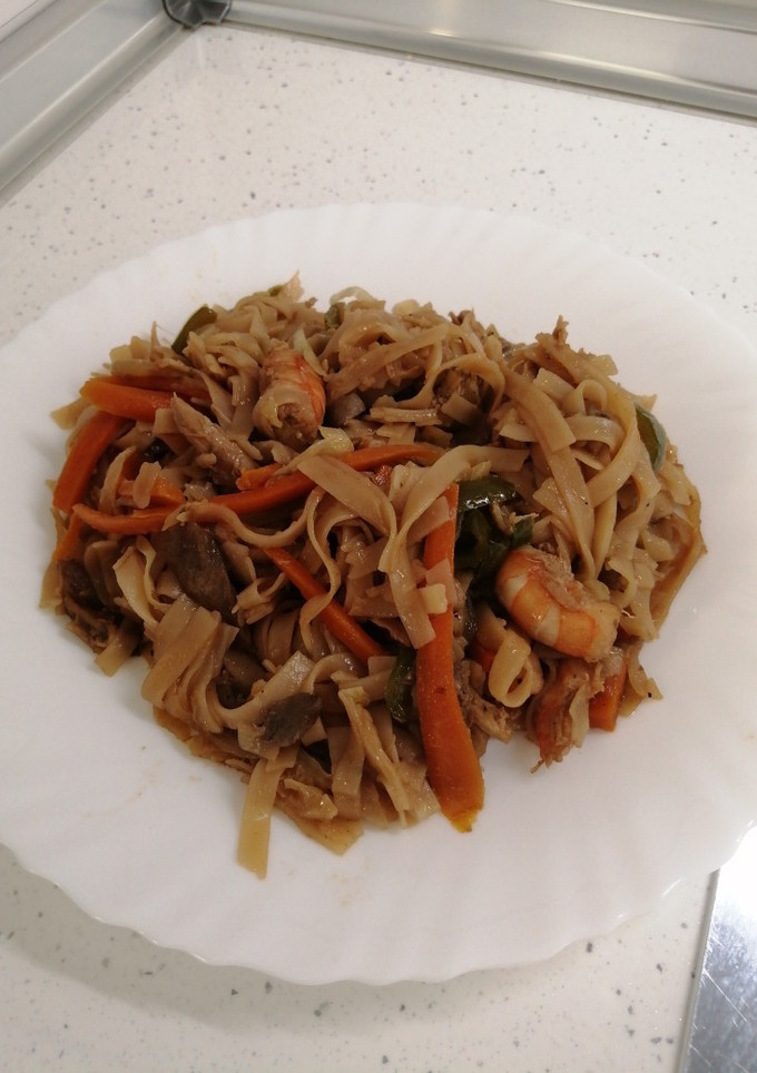 Una foto de Noodles con verduras, pollo y gambas