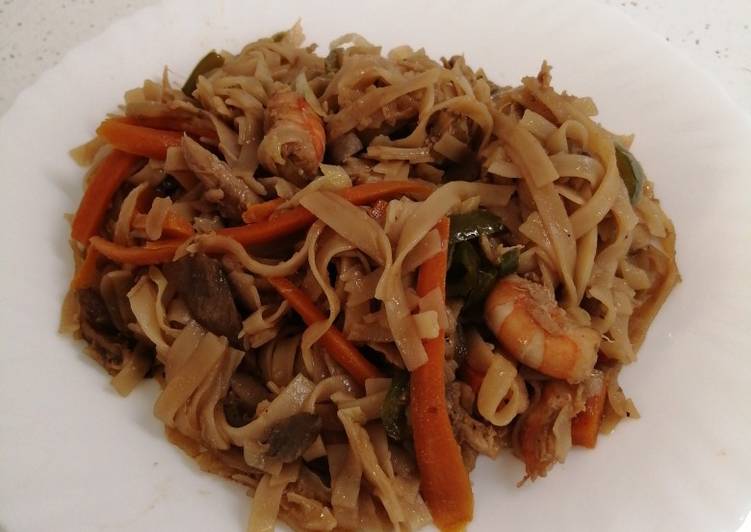 Noodles con verduras, pollo y gambas