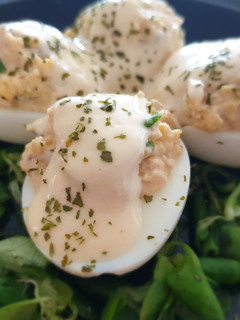 Una foto de Huevos rellenos con mayonesa de mostaza