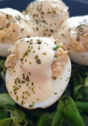 Una foto de Huevos rellenos con mayonesa de mostaza