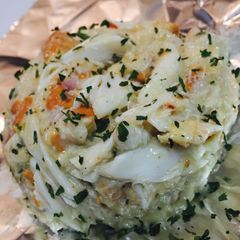 A picture of Doc's crab cakes.