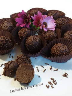 Una foto de Trufas simples de chocolate