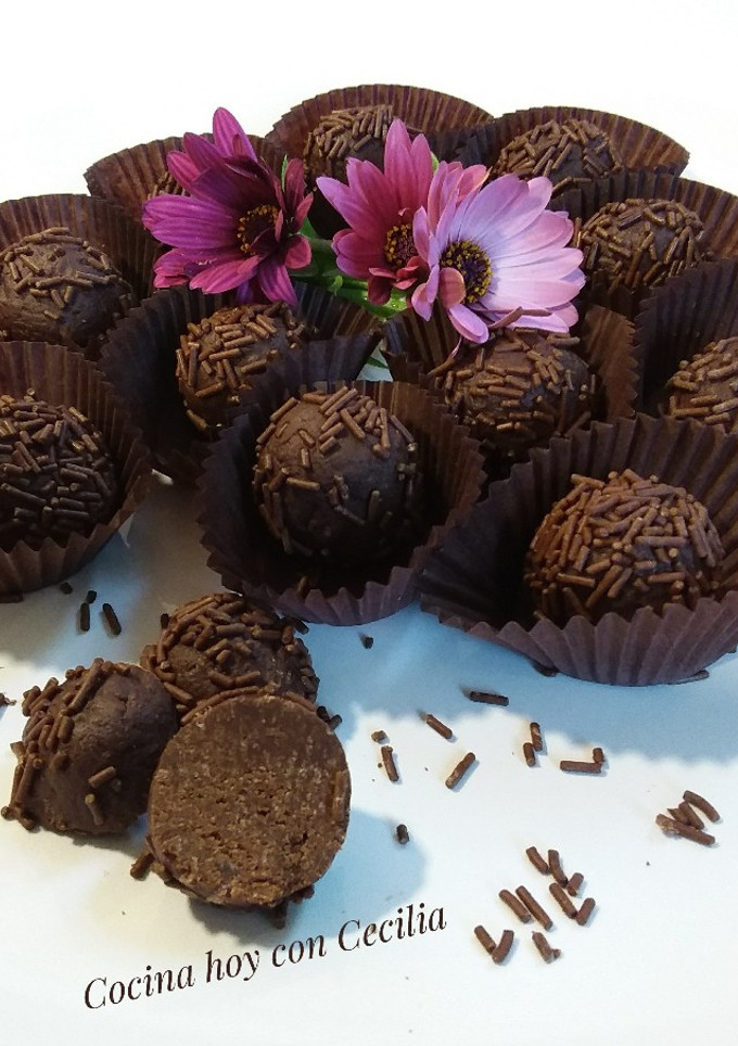 Una foto de Trufas simples de chocolate
