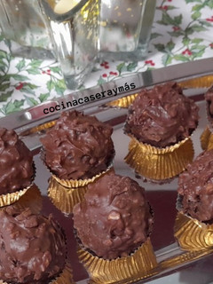 Una foto de Bombones de chocolate y galletas