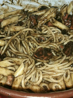 Una foto de Pasta con calamares en su tinta