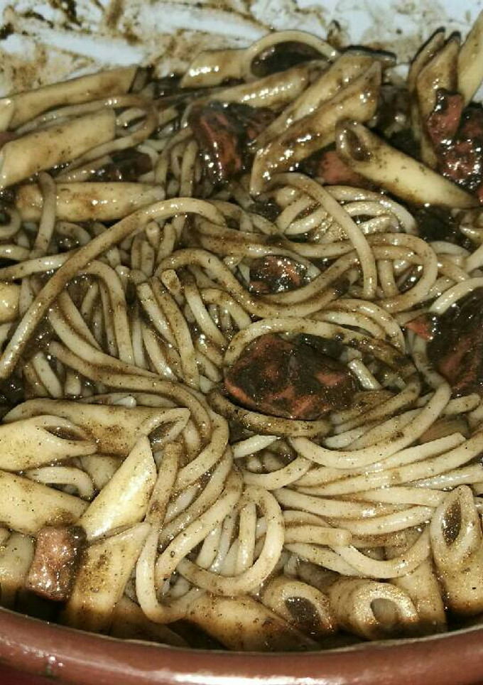 Una foto de Pasta con calamares en su tinta