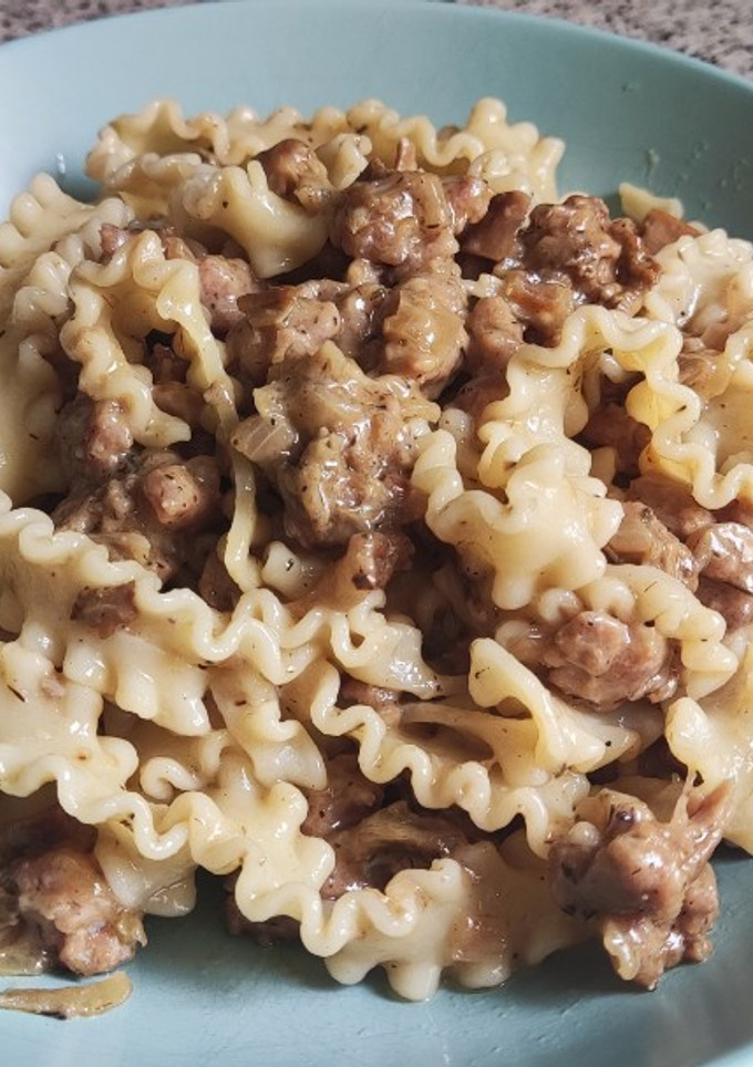 Una foto de Pasta Mafalde di Napoli con butifarra, boletus y parmesano
