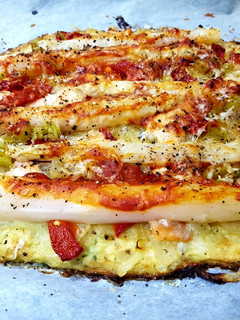 Una foto de Pizza con base de coliflor especial