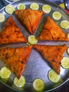 சமோசா (samosa recipe in tamil) செய்முறை முக்கிய புகைப்படம்