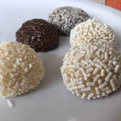 Trufas o brigadeiros de chocolate negro y blanco Receta de Paulita- Cookpad