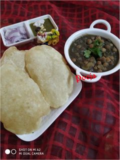 पिंडी छोले विद इंस्टैंट भटूरा (Pindi chole with instant bhatura recipe in hindi) रेसिपी मुख्य फोटो