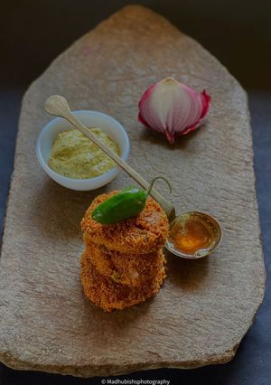 A picture of Kasundi o Posto Bora (Bengal Mustard with Poppy Seed Fritters).