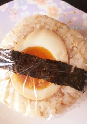 รูปของ ข้าวปั้นไส้ไข่ดองโชยุ 味卵おにぎり Aji tamago onigiri