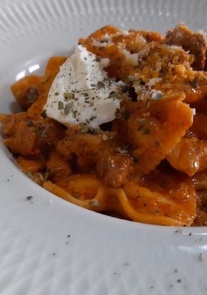 Una foto de Farfalle en salsa cremosa de chorizo picante y mascarpone
