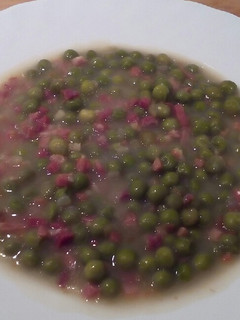 Una foto de Guisantes con jamón y cebolla (con caldito)