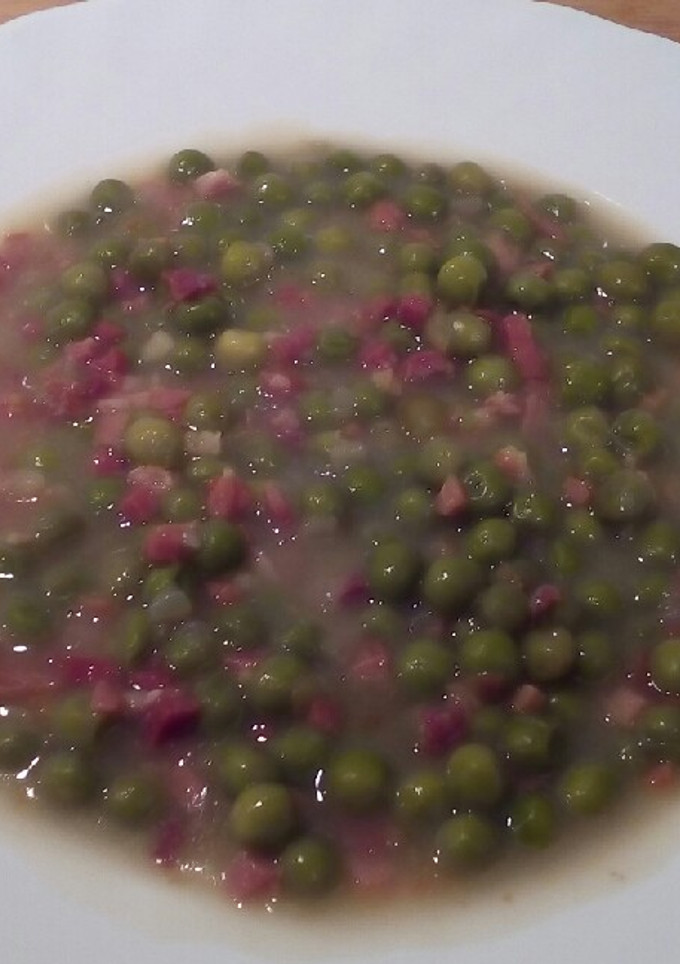 Una foto de Guisantes con jamón y cebolla (con caldito)