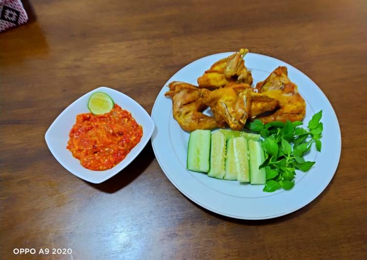Bagaimana Menyiapkan Resep ayam penyet sederhana ala Shebb&#39;s Kitchen, Bisa Manjain Lidah