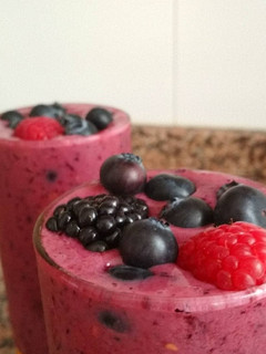 Una foto de Smoothie de frutas del bosque 🍑