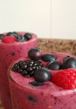 Una foto de Smoothie de frutas del bosque 🍑
