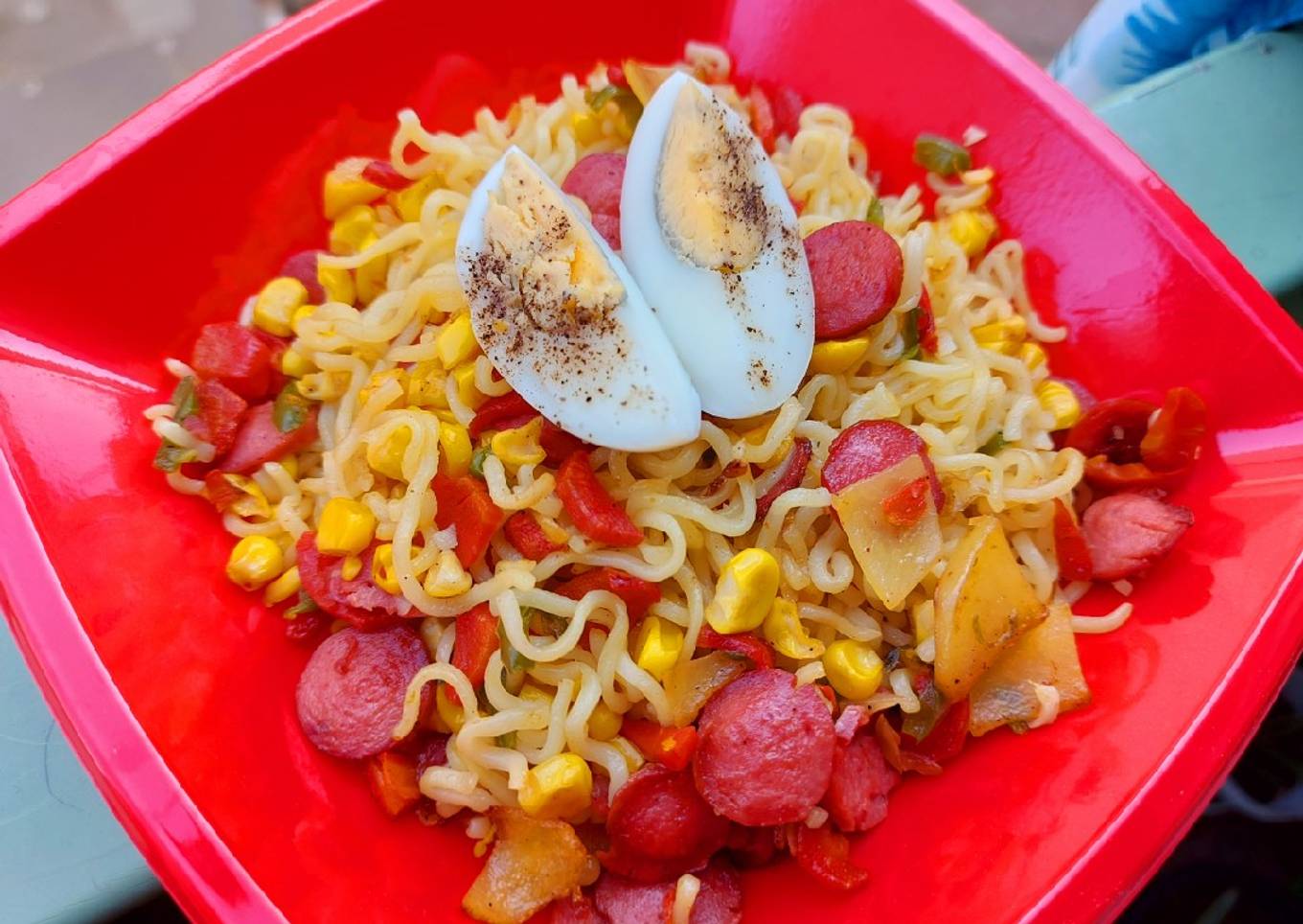 Fried Instant noodles loaded with Sausages and vegies