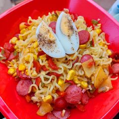 A picture of Fried Instant noodles loaded with Sausages and vegies.