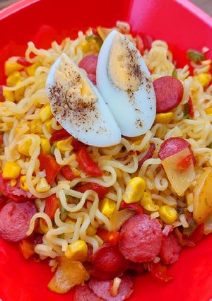 A picture of Fried Instant noodles loaded with Sausages and vegies.