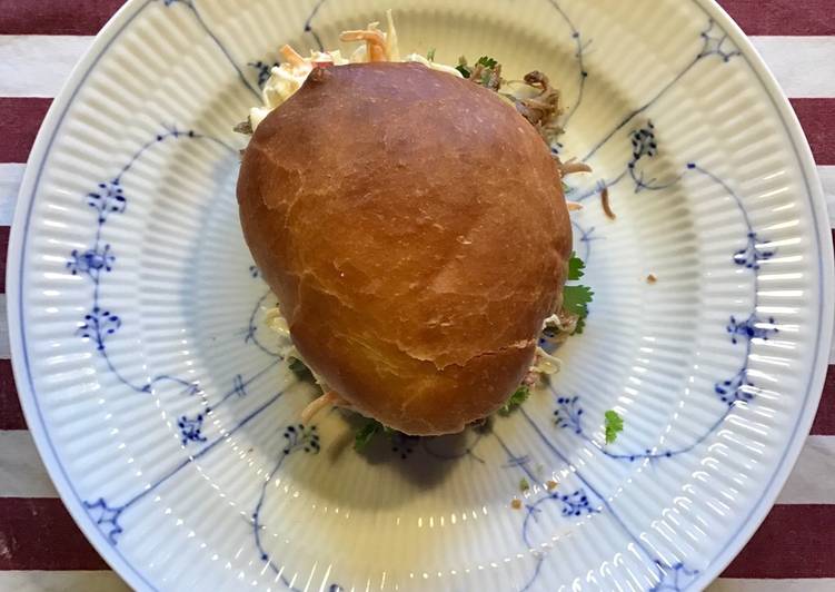 How to Prepare Perfect Pulled gås og and i burgerboller med coleslaw og
koriander og burgerdressing