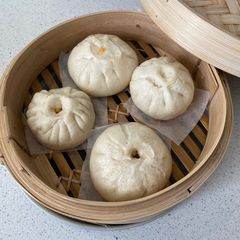 A picture of Chinese steamed vegetable buns.