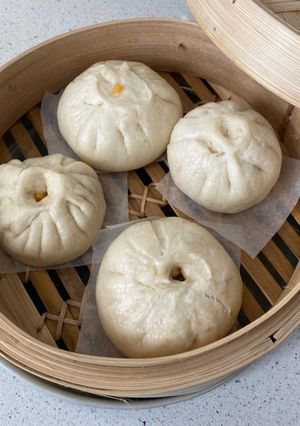 A picture of Chinese steamed vegetable buns.