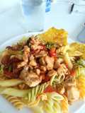 Pasta con vegetales en salsa de soya