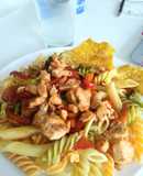 Pasta con vegetales en salsa de soya