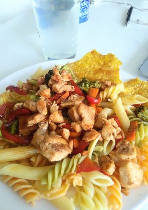 Una foto de Pasta con vegetales en salsa de soya