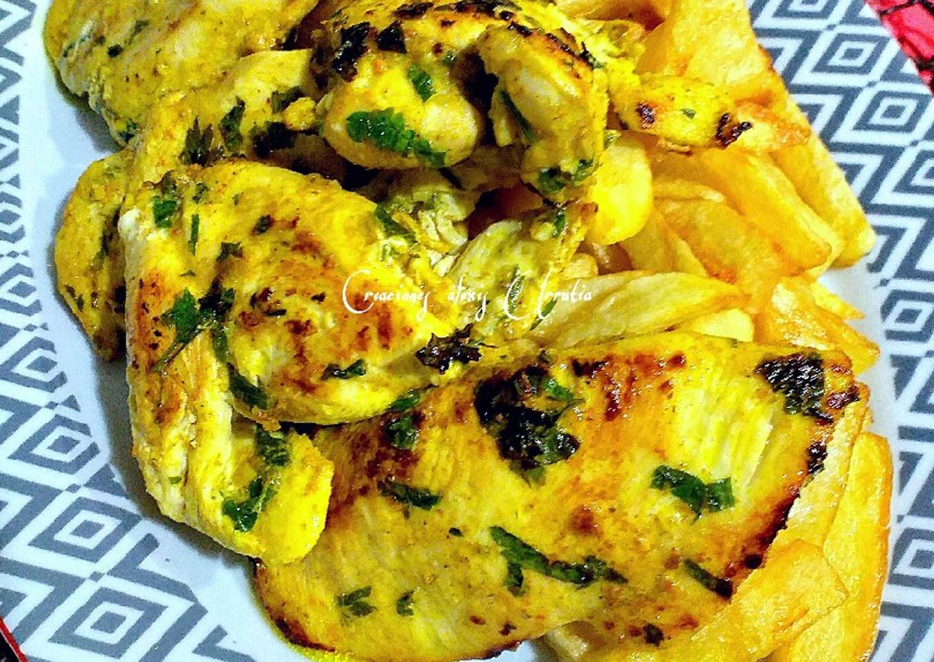 Filetes de pechuga de pollo al limón y curry amarillo hingú