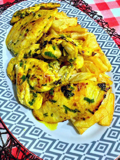 Una foto de Filetes de pechuga de pollo al limón y curry amarillo hingú