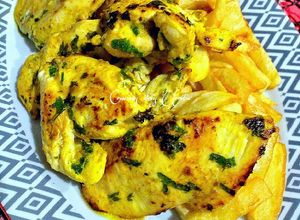 Foto principal de Filetes de pechuga de pollo al limón y curry amarillo hingú