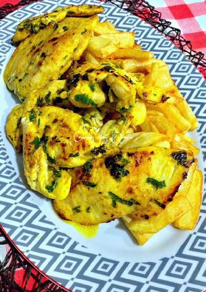 Una foto de Filetes de pechuga de pollo al limón y curry amarillo hingú