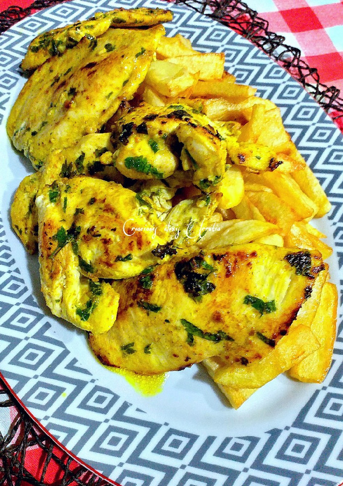 Una foto de Filetes de pechuga de pollo al limón y curry amarillo hingú