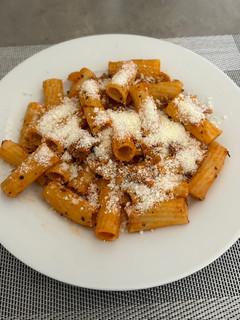 Una foto de Pasta boloñesa con queso parmesano