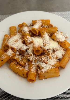 Una foto de Pasta boloñesa con queso parmesano
