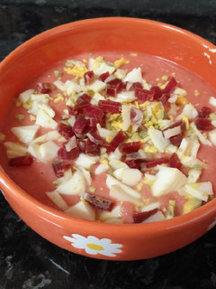 Una foto de Salmorejo de tomate y fresa