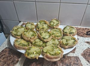 Una foto de Canastitas de espinaca y salsa bechamel