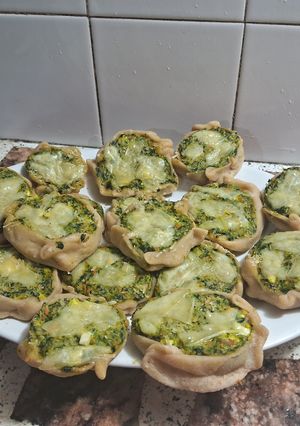 Una foto de Canastitas de espinaca y salsa bechamel