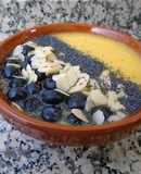 Smoothie bowl de mango, piña y agua de coco