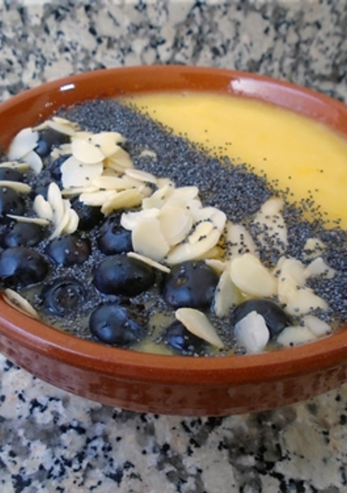Una foto de Smoothie bowl de mango, piña y agua de coco