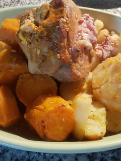 Una foto de Bondiola rellena al horno con papas y boniatos