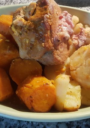 Una foto de Bondiola rellena al horno con papas y boniatos