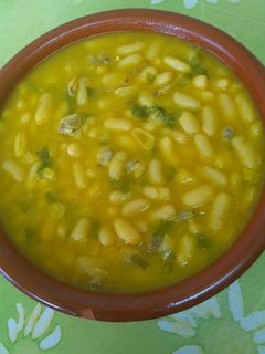 Una foto de Alubias con almejas