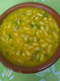 Una foto de Alubias con almejas