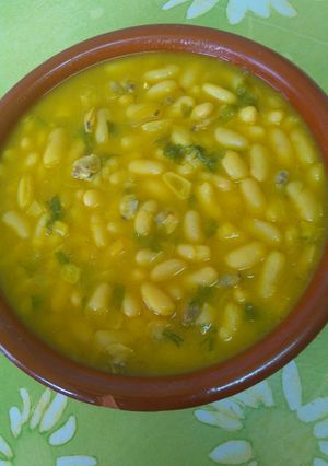 Una foto de Alubias con almejas